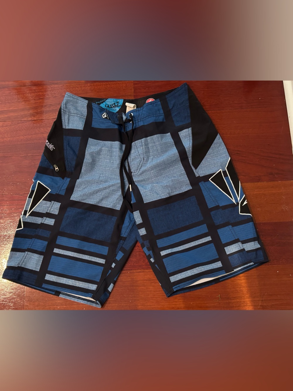 Volcom Men’s Blue and Black Stretch Board Shorts Sz 32